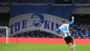 Lorenzo Insigne celebruje trafienie w meczu z AS Roma. W tle transparent upamiętniający Diego Armando Maradonę.
