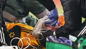 Raul Jimenez opatrywany na boisku