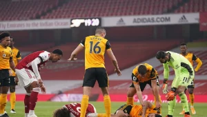 David Luiz (leży w czerwonej koszulce) i Raul Jimenez (leży w żółtej koszulce) poważnie ucierpieli na początku meczu