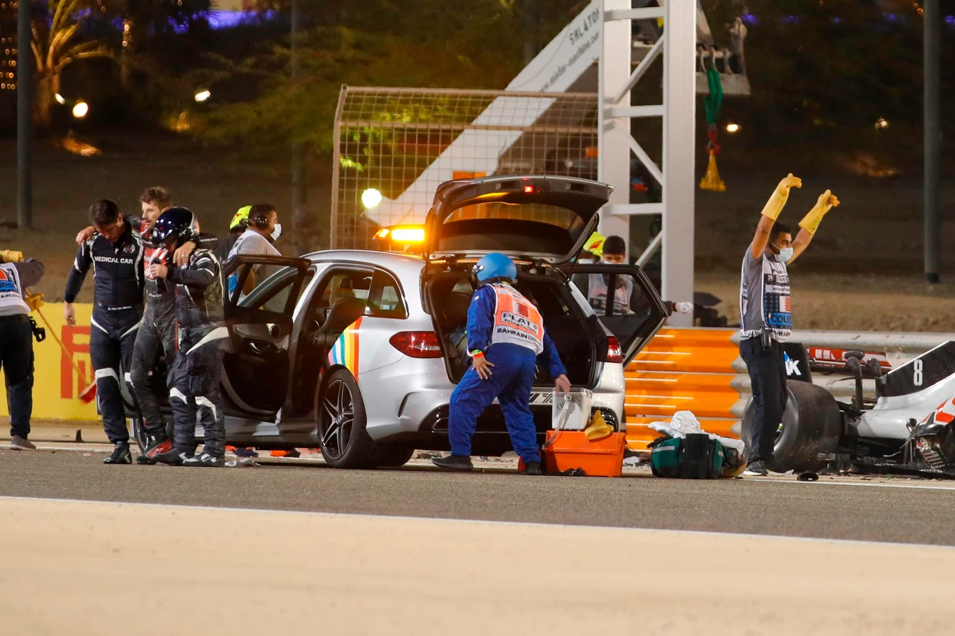 Wypadek Grosjeana to kolejne potwierdzenie skuteczności systemu halo. Przed laty, gdy w Formule 1, a potem w kolejnych dyscyplinach sportu motorowego wprowadzono system HANS, ktoś powiedział, że to aż dziwne, że tak proste zabezpieczenie wymyślono i wprowadzono tak późno. Uważam, że to samo można już dziś powiedzieć o systemie halo, chociaż nadal twierdzę, że nie dodał on urody samochodom wyścigowym. Jednak względy estetyczne odłóżmy na bok. Sam komentowałem 11 lat temu wyścig Formuły 2 na torze Brands Hatch, w którym zginął Henry Surtees… 