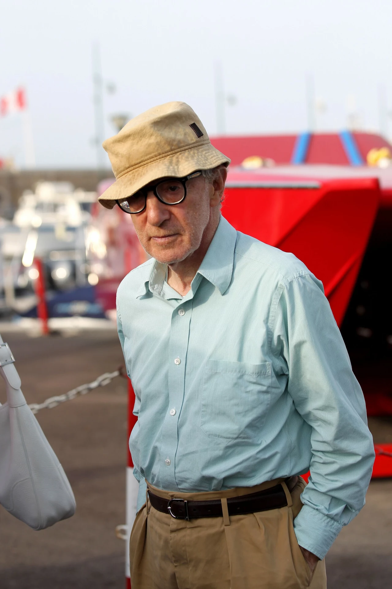 O jego filmach mówi się, że są intelektualnymi komediami. Splatają się w nich wątki psychologiczno-seksualno-filozoficzne. Woody Allen ma swoich zagorzałych wyznawców, ale i przeciwników. Tym ostatnim chodzi przede wszystkim o jego życie prywatne i poważne oskarżenia ze strony Mii Farow. O jego filmach mówi się, że są intelektualnymi komediami. Splatają się w nich wątki psychologiczno-seksualno-filozoficzne. Woody Allen ma swoich zagorzałych wyznawców, ale i przeciwników. Tym ostatnim chodzi przede wszystkim o jego życie prywatne i poważne oskarżenia ze strony Mii Farow.