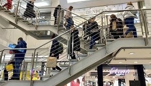 Konsumenci i przemysł wyciągnęli gospodarkę z dna recesji