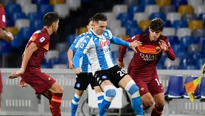 Piotr Zieliński (w środku) należał do pierwszoplanowych postaci meczu Napoli z Romą  