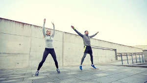 W trakcie pajacyków możemy wzmocnić mięśnie ramion, pleców i klatki piersiowej