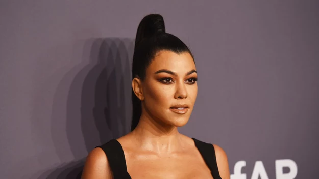 Kourtney Kardashian jest córką Kris Jenner i biznesmana Roberta Kardashiana, który zmarł 17 lat temu na nowotwór. 