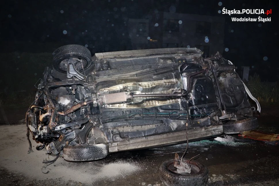 Samochód zatrzymał się na dachu