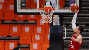 Mateusz Ponitka w efektownej akcji na kosz rywala