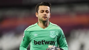 Łukasz Fabiański podczas meczu z Aston Villą