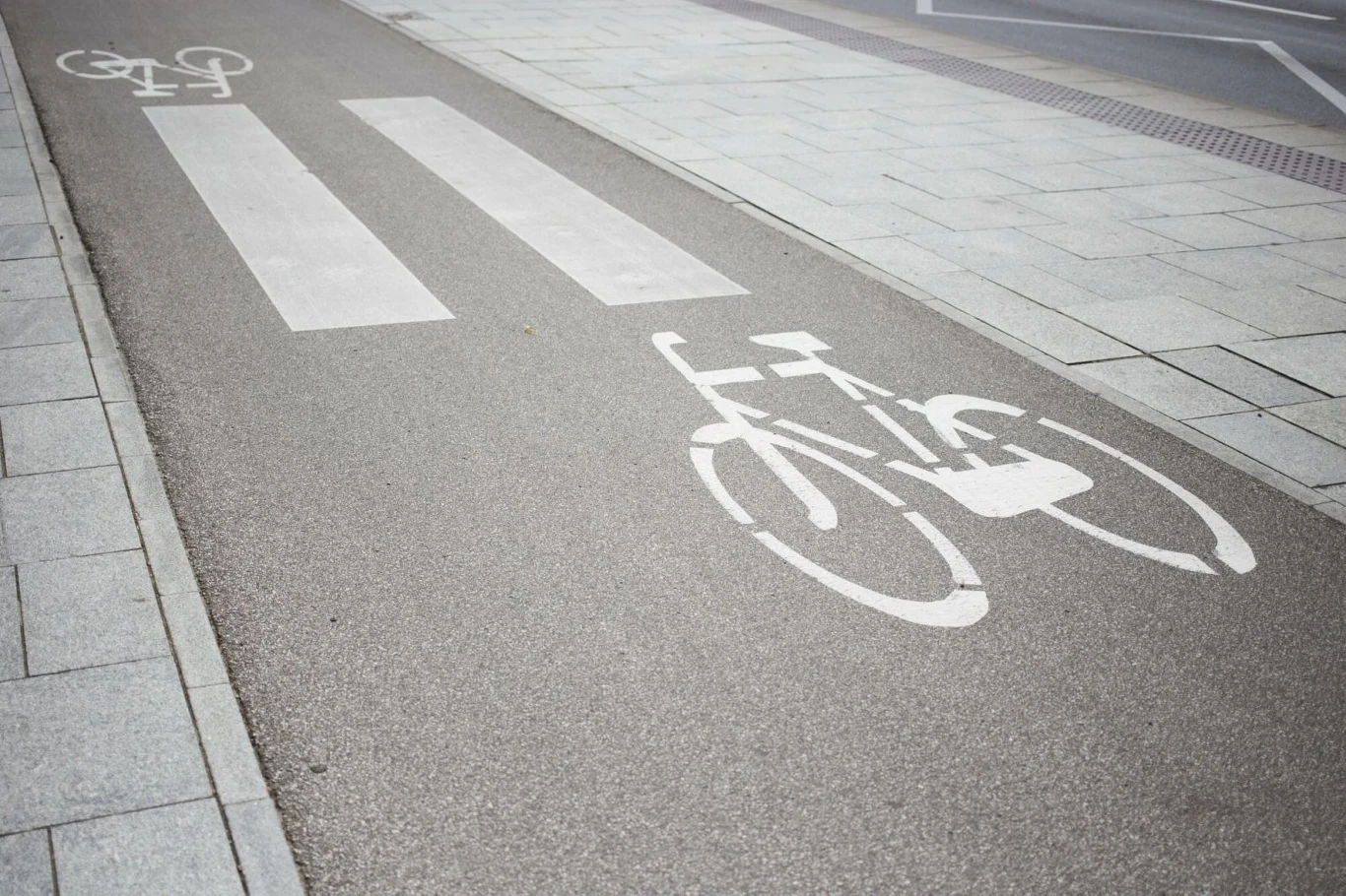 Przejście dla pieszych powinno być oznakowane znakiem pionowym D-6