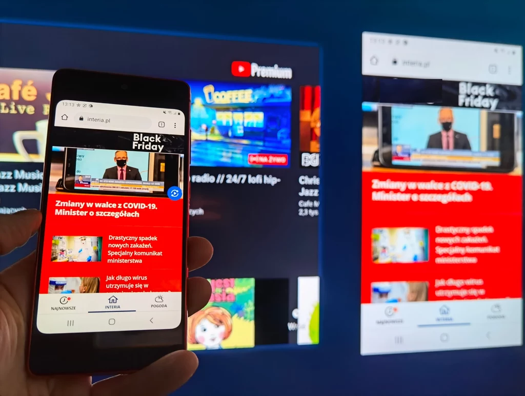 Galaxy S20 FE połączony z telewizorem - po lewej YouTube (telewizor), a po prawej - smartfon (portal Interia)