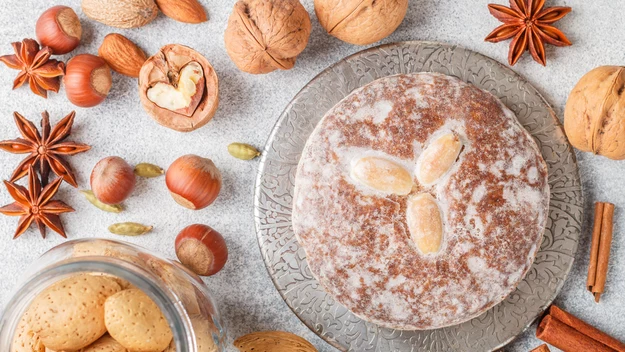 Do jego przygotowanie potrzebne będą: kilogram mąki, pół litra miodu, 250 gram masła, cztery jajka, szklanka mleka, 2 łyżeczki sody oczyszczonej, przyprawy do piernika (może być gotowa mieszkanka, można też dobrać je samodzielnie), bakalie wg. upodobania. 

Miód, mleko i masło podgrzewamy, do połączenia się składników. Następnie dodajemy mąkę, jajka, sodę oczyszczoną i przyprawy. Mieszamy, dodajemy bakalie. 
Ta przygotowane ciasto odstawiamy na ok. 4 tygodnie. 

Po upływie tego czasu przekładamy ciasto do foremek i pieczemy ok. godziny w temperaturze 170-180 stopni. 
