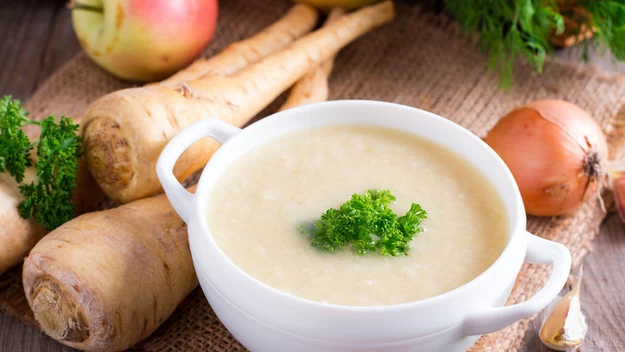 Pasternak zwiększa produkcję soków żołądkowych, pobudza jelita i ma korzystny wpływ na procesy metaboliczne. Sprawdza się w trakcie diety odchudzającej. Nadaje się do spożywania na surowo (sałaki i surówki), ale u osób z wrażliwym układem pokarmowym może wywołać wzdęcia. Jest dobrym produktem do obróbki termicznej – bez kłopotu przyrządzimy z niego słodkawą zupę krem, puree, które będzie alternatywą dla tradycyjnego ziemniaczanego czy zapiekanki. 

Ewa Koza, mamsmak.com
