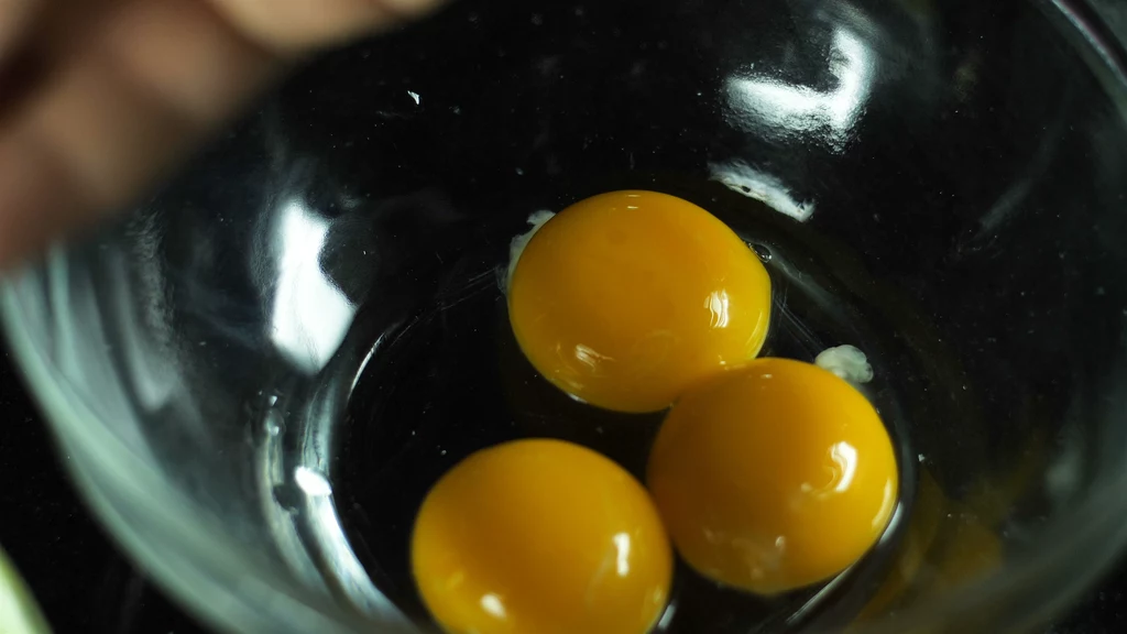 Nie warto się łudzić, że maseczka z dodatkiem jajek odmieni stan naszych włosów