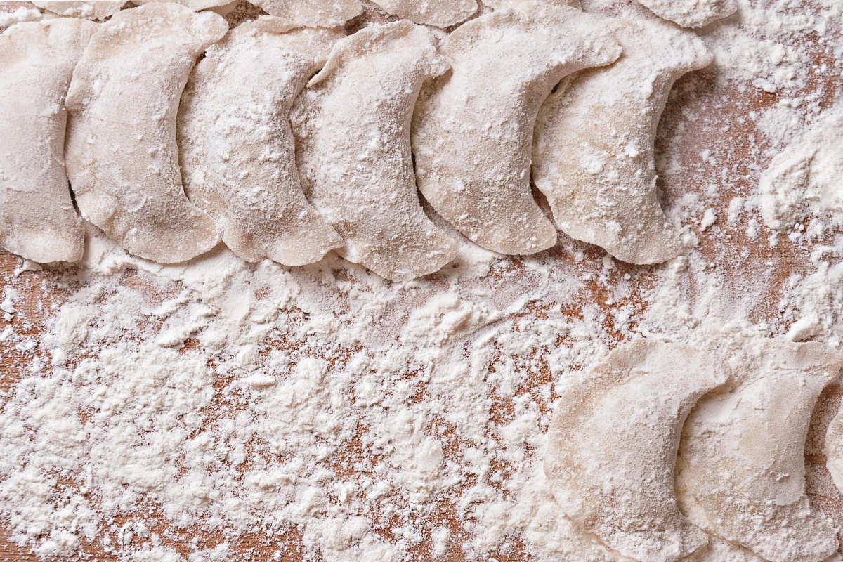 Idealne ciasto na pierogi zrobimy, łącząc wodę i maślankę