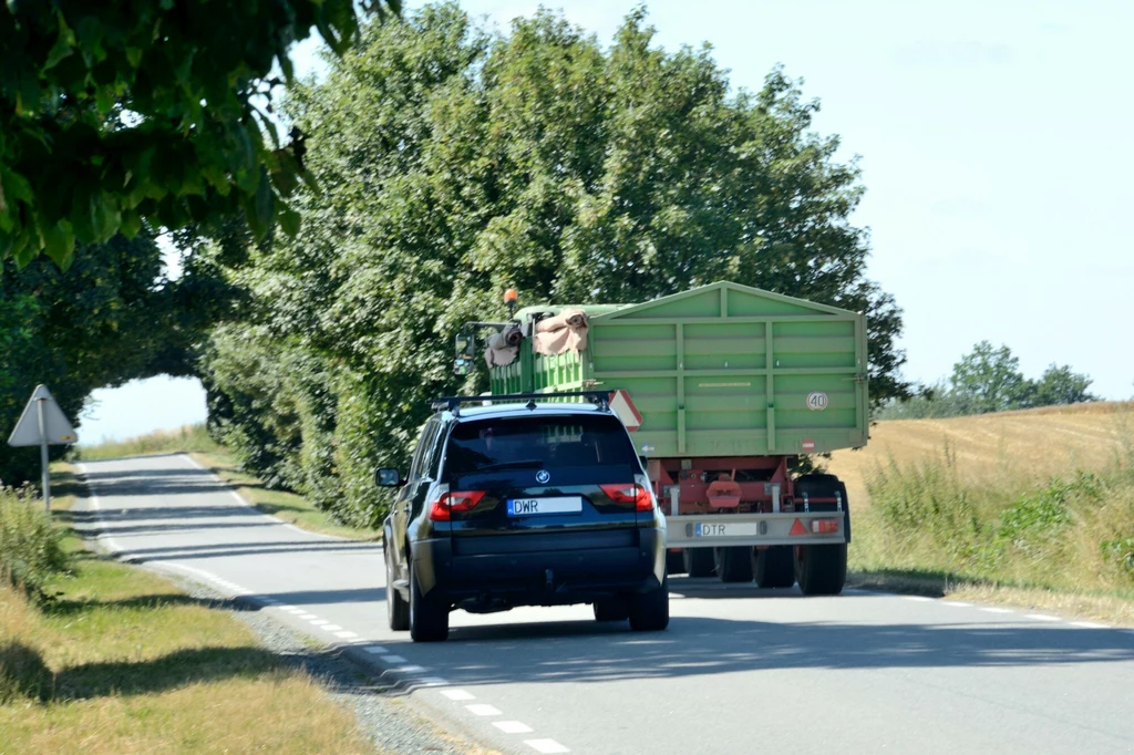 Samochód wyprzedzający nie traci żadnych praw z racji tego, że znajduje się na lewym pasie