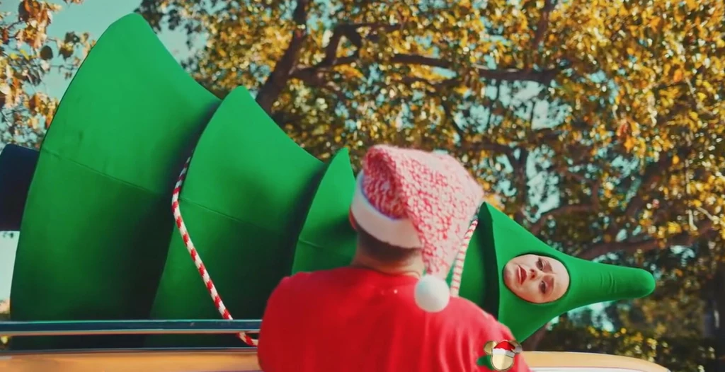 Przebrała się za świąteczne drzewko. Wszystko po to, aby wykonać utwór "Cosy Little Christmas". Przebrała się za świąteczne drzewko. Wszystko po to, aby wykonać utwór "Cosy Little Christmas".