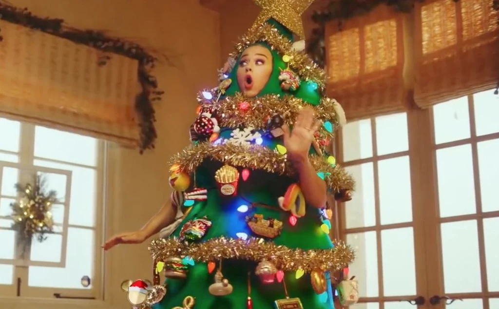 W jej życiu sporo się teraz dzieje, ale gwiazda nie zrezygnowała jednak z występów. Niedawno Katy Perry zaskoczyła swoich fanów, zakładając bardzo oryginalne świąteczne przebranie. Była przystrojona od stóp do głów. W jej życiu sporo się teraz dzieje, ale gwiazda nie zrezygnowała jednak z występów. Niedawno Katy Perry zaskoczyła swoich fanów, zakładając bardzo oryginalne świąteczne przebranie. Była przystrojona od stóp do głów.