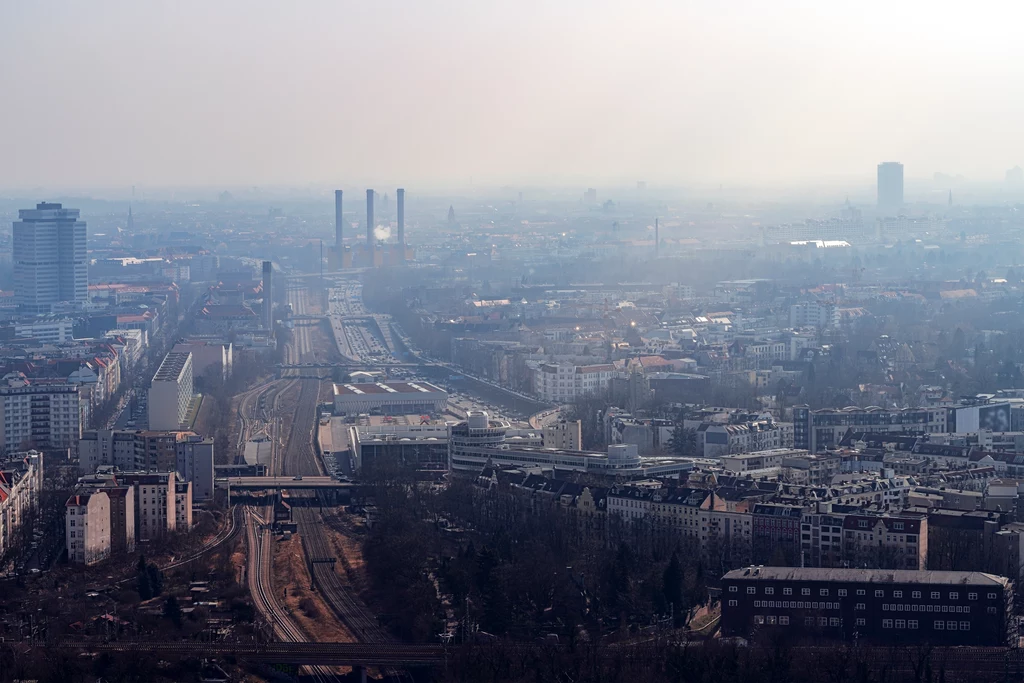 Smog to największa plaga polskich miast. Tłumaczymy, skąd się bierze, jak go zwalczać i jak się przed nim chronić. 