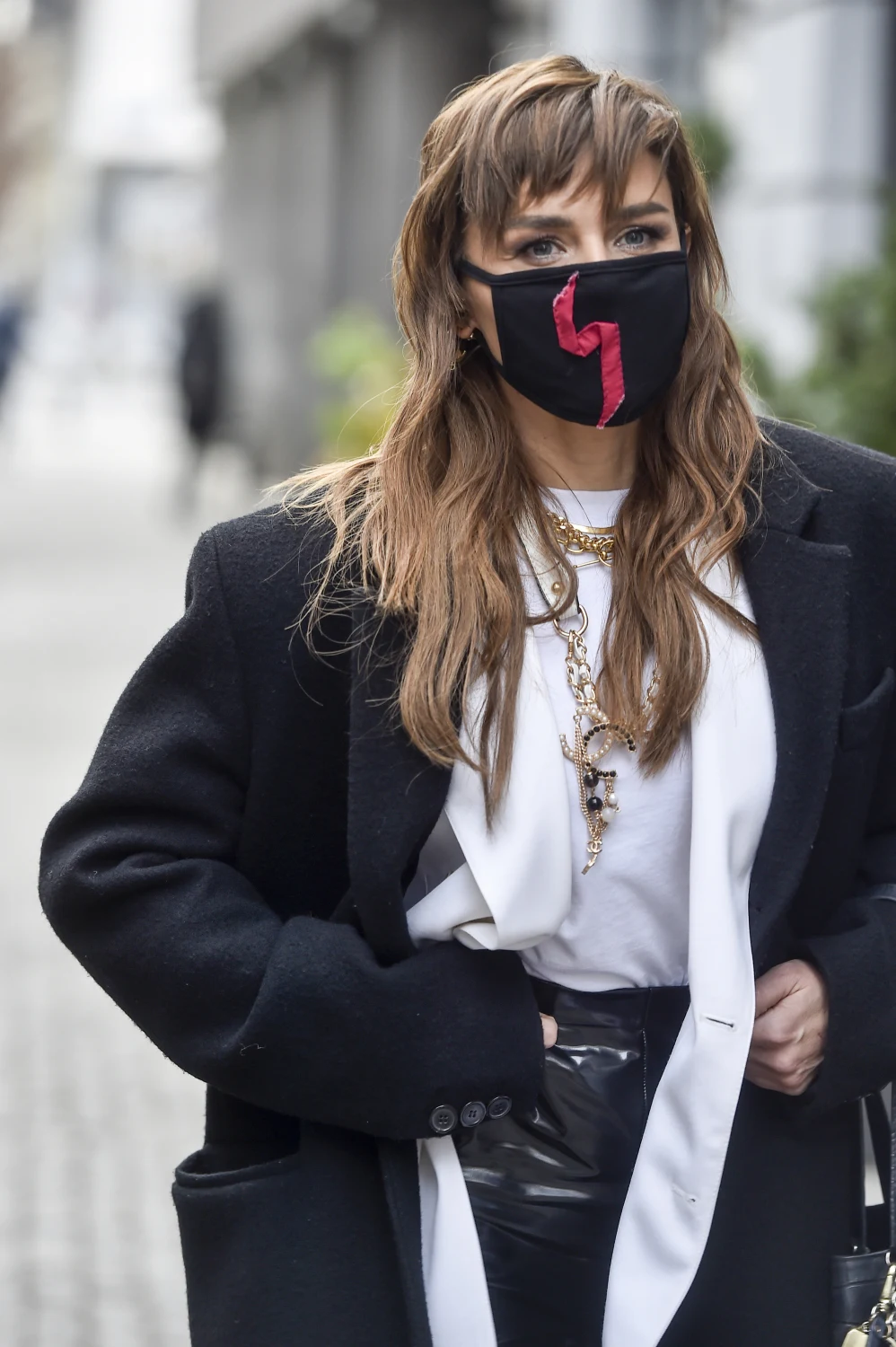 Ciekawym elementem garderoby był także wybrany wzór maseczki, który zamanifestował poglądy artystki w sprawie strajku kobiet