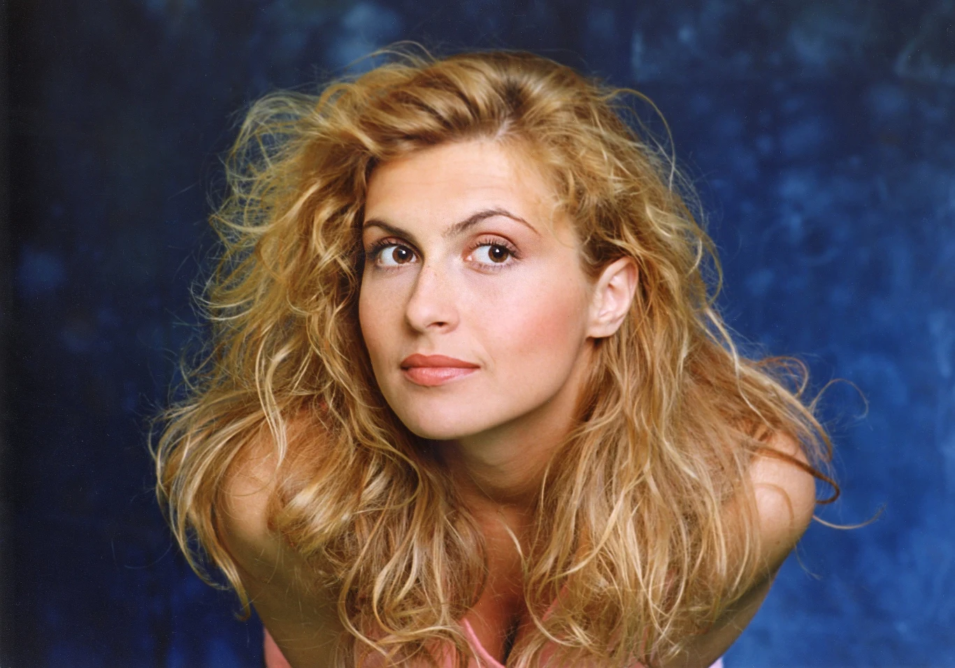 Katarzyna Skrzynecka jest absolwentką Wydziału Fortepianu i Wydziału Wokalistyki warszawskiej Szkoły Muzycznej II stopnia oraz Wydziału Aktorskiego Akademii Teatralnej w Warszawie.

Jeszcze jako studentka rozpoczęła pracę zawodową na deskach Teatru Dramatycznego w Warszawie, grając główną rolę (na zmianę z Katarzyną Groniec) w musicalu "Metro". 