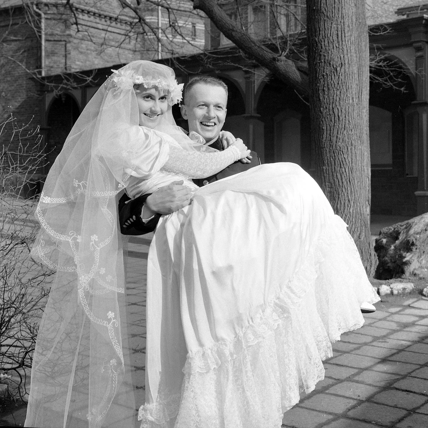 Równolegle, także jeszcze na studiach, odnosiła już sukcesy jako aktorka, grając główne role w filmach i Teatrze Telewizji, m.in. "Podróż na Wschód" Stefana Chazbijewicza z Andrzejem Sewerynem; "Straszny sen Dzidziusia Górkiewicza" Kazimierza Kutza z Edwardem Dziewońskim, Januszem Gajosem, Janem Peszkiem czy "Nocne graffiti" Macieja Dudkiewicza z Markiem Kondratem i Kasią Kowalską.

Pierwszą dużą kinową rolą była jednak kreacja w filmie Jana Kidawy-Błońskiego "Pamiętnik znaleziony w garbie" (na zdjęciu - z Bogusławem Lindą). Kreacja ta przyniosła Skrzyneckiej prestiżową Nagrodę im. Zbyszka Cybulskiego, przyznawaną młodym aktorom za wybitną indywidualność.