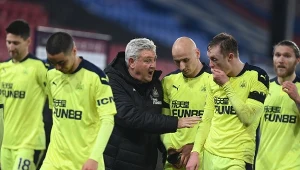Piłkarze Newcastle, w środku szkoleniowiec Steve Bruce