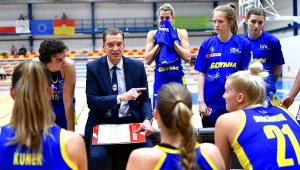 Trener Arki Gdynia Gundars Vetra ze swoimi koszykarkami