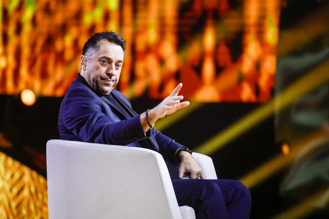 "W sumie doszedłem do czegoś, jestem personą, mam wysoki status społeczny, więc mogę też śmiało o tym mówić, że niektórzy nie mają dystansu do siebie i szybko się obrażają. Zauważyłem też, że w moim środowisku, czyli artystów disco polo, szczerość, która powinna być cnotą człowieka, jest uważana za wadę, ponieważ większość nie potrafi słuchać o sobie prawdy. A ja po prostu to, co w głowie, to na języku, walę prosto z mostu" - nie ukrywa Marcin Miller. "W sumie doszedłem do czegoś, jestem personą, mam wysoki status społeczny, więc mogę też śmiało o tym mówić, że niektórzy nie mają dystansu do siebie i szybko się obrażają. Zauważyłem też, że w moim środowisku, czyli artystów disco polo, szczerość, która powinna być cnotą człowieka, jest uważana za wadę, ponieważ większość nie potrafi słuchać o sobie prawdy. A ja po prostu to, co w głowie, to na języku, walę prosto z mostu" - nie ukrywa Marcin Miller.