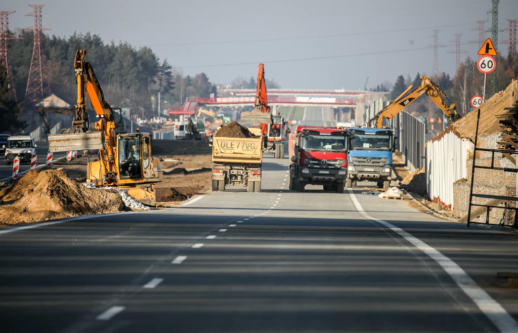 Tylko na jednym z trzech odcinków drogi S7 prace zbliżają się do końca