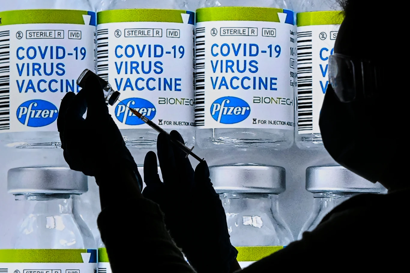 Szczepionka przeciw COVID-19 Od kiedy pierwsza fala pandemii koronawirusa sparaliżowała dotychczasowe życie na całym świecie rozpoczął się wyścig po szczepionkę, która pozwoliłaby na powrót do normalności. Światowy sukces jako pierwsza osiągnęła firma Pfizer i BioNTech. W Europie pierwszym krajem, który dopuścił szczepionkę do obrotu była Wielka Brytania, gdzie 8 grudnia zaszczepiono pierwszego pacjenta. Niespełna trzy tygodnie później - 21 grudnia Europejska Agencja Leków (EMA) zatwierdziła tę szczepionkę. Obecnie na świecie w różnej fazie badań przedklinicznych jest już ponad 150 szczepionek. Polska dotychczas podpisała umowy na dostawy szczepionek z firmami: Astra Zeneca, Janssen Pharmaceutica NV/Johnson&ohnson, Pfizer/BioNTech, CureVac oraz Moderna. Zakup szczepionek będzie finansowany z budżetu państwa, a szacowany koszt wyniesie około 2,4 mld. 