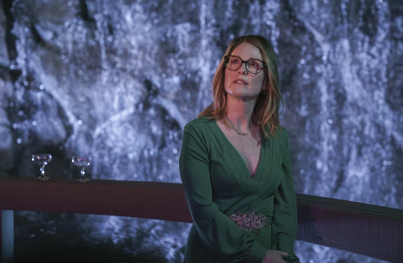 W 2018 roku Julianne Moore zagrała w filmie Sebastiána Lelio "Gloria Bell". To  brawurowy i szczery portret współczesnej kobiety. Gloria chce żyć pełnią życia, jej dorosłe dzieci nie mają dla niej czasu, a były mąż znajduje młodszą partnerkę. Kiedy w jednym z klubów nocnych Gloria poznaje Arnolda, nowy romans rozbudza w niej nadzieje na przyszłość.

Na zdjęciu: Julianne Moore w filmie "Gloria Bell"