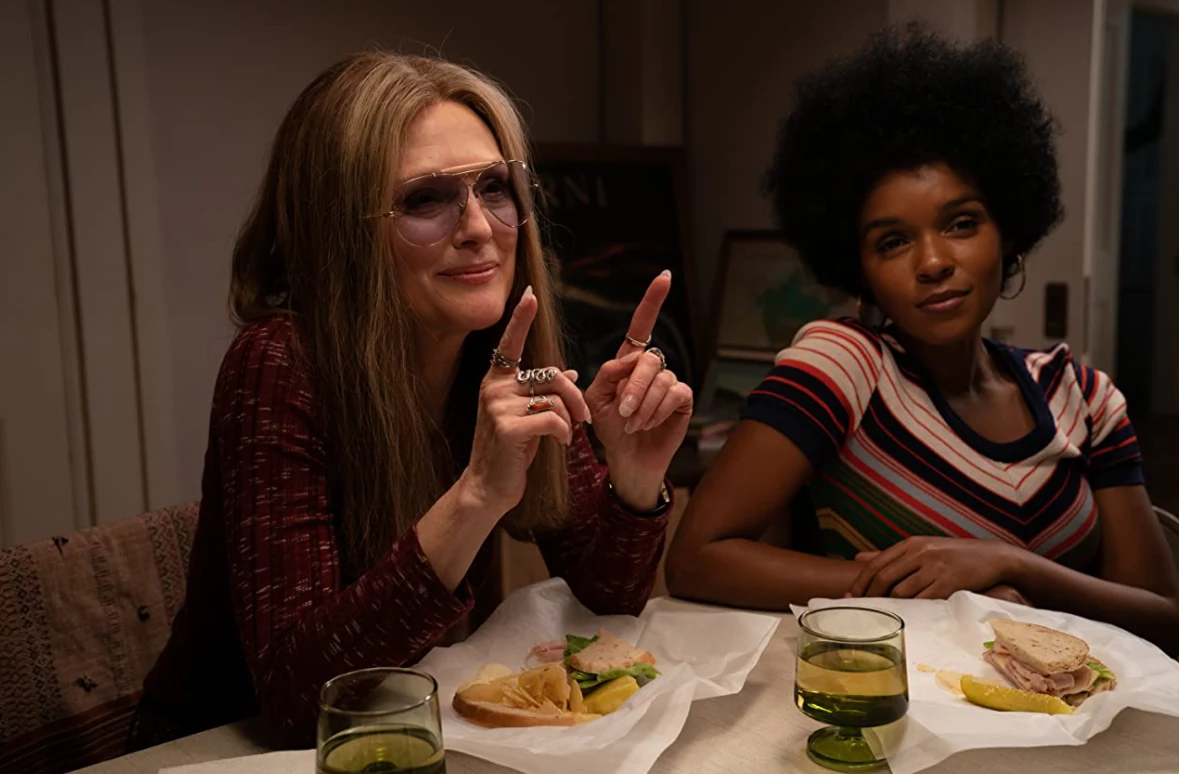 W swoim najnowszym filmie "The Glorias" (2020) Julianne Moore zagrała ikonę feminizmu - Glorię Steinem. Obraz powstał w oparciu o biografię amerykańskiej feministki "Moje życie w drodze". Gloria od lat walczy o prawa kobiet. Jako dziennikarka często w swoich artykułach poruszała temat dyskryminacji kobiet. W latach 70. XX wieku była współorganizatorką marszu równości, który odbył się w Nowym Jorku.

Na zdjęciu: Julianne Moore i Janelle Monáe w filmie "The Glorias"