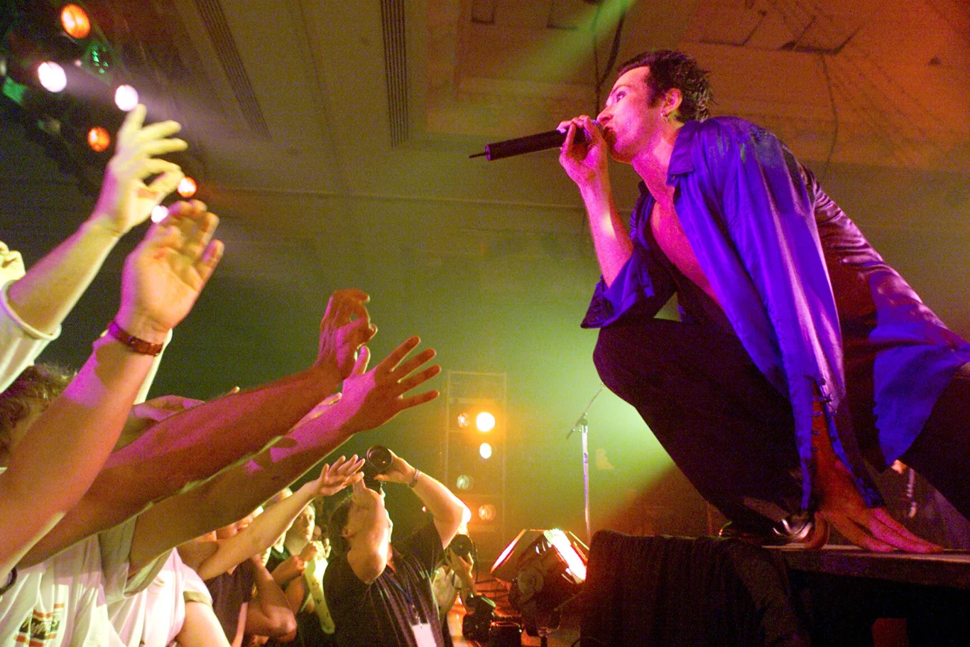 W ostatnich latach swojego życia wokalista skoncentrował się na karierze solowej oraz na rozwijaniu projektu The Wildabouts. Pierwszy album z tym składem - "Blaster" - ukazał się 31 marca 2015 r. Dzień przed premierą z powodu przedawkowania narkotyków w wieku 34 lat zmarł gitarzysta Jeremy Brown. Scott Weiland brał też udział w nagraniu debiutanckiej płyty hardrockowej supergrupy Art of Anarchy (w składzie muzycy znani z m.in. Guns N' Roses i Disturbed), choć sam wokalista dystansował się od tego projektu. Obie strony wzajemnie oskarżały się w mediach i przed sądem o brak współpracy i o nielegalne wykorzystywanie wizerunku. Spór zakończyła nagła i niespodziewana śmierć Scotta Weilanda. Wówczas grupa Art of Anarchy w imię pamięci wokalisty zdecydowała się udostępnić za darmo dla fanów nagrany z nim album "Art of Anarchy". Na zdjęciu wielbiony przez fanów Scott Weiland w barwach Stone Temple Pilots (2000 r.).