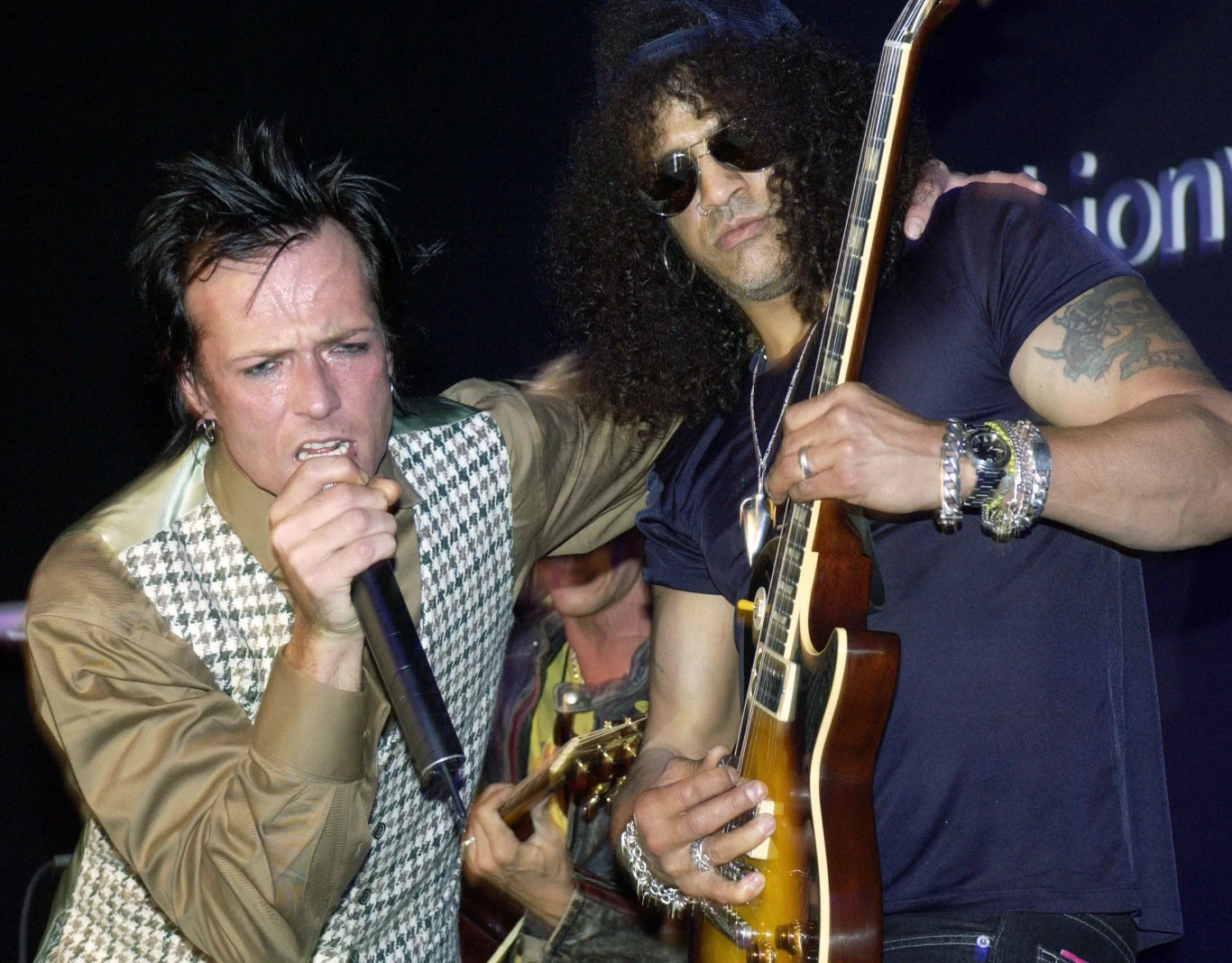 Po odejściu z macierzystego zespołu Weiland został zaangażowany do nowego projektu byłych muzyków Guns N' Roses. Do Slasha (gitara), Duffa McKagana (bas) i Matta Soruma (perkusja) dołączył gitarzysta Dave Kushner (Wasted Youth), a skład uzupełnił stojący za mikrofonem Weiland. Nowo powstały hardrockowy zespół Velvet Revolver okazał się bardzo popularny, zdobywając podwójną platyną w USA i Grammy w 2005 roku. Dorobek formacji zamknął się na dwóch studyjnych płytach: "Contraband" (2004) i "Libertad" (2007). Weiland pozostał w grupie do 2008 roku, kiedy to powrócił do Stone Temple Pilots. Na zdjęciu Scott Weiland i Slash (Velvet Revolver) w 2004 r.