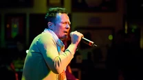 Scott Weiland na jednym z ostatnich zdjęć - koncert w Detroit z grupą The Wildabouts, 14 listopada 2015 r.