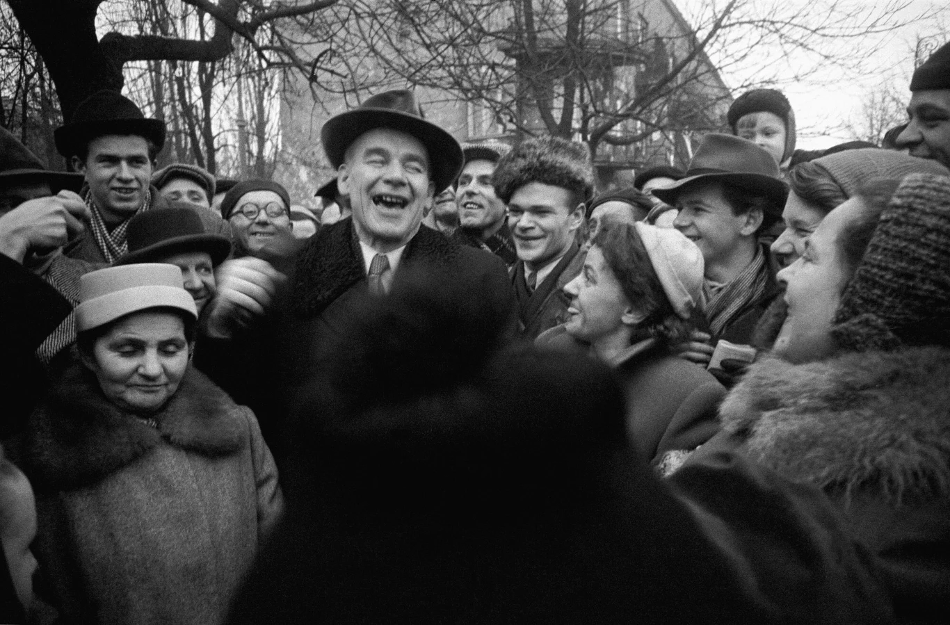 Władysław Gomułka otoczony przez swoich wyborców, 1957