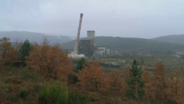 Eksplozja była tak silna, że trzeba było ewakuować pracowników pobliskich firm i zamknąć drogi w pobliżu elektrowni.