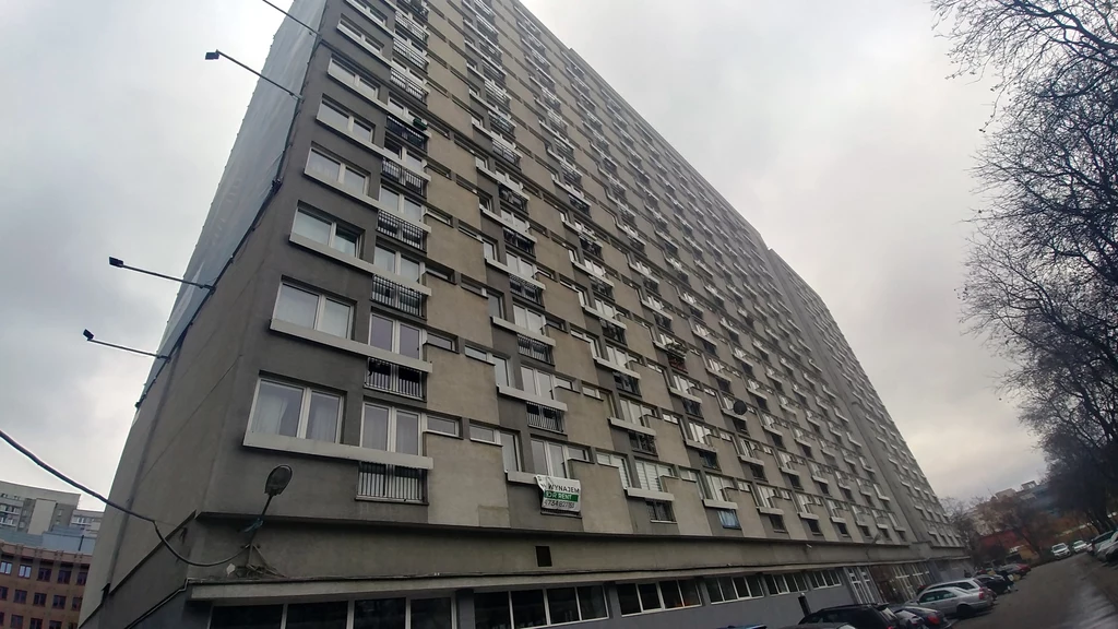 Gdyby ktoś chciał ponarzekać, miałby na co. Wystawa okien wschód-zachód nie wszystkim się podoba, brak balkonów - prawie nikomu, podobnie jak rozmach, z jakim budowano. Początkowo zaplanowano bowiem 12 budynków, koniec końców powstało ich 19. "Upchnięto naród w przegródkach - byle więcej, byle ciaśniej" - komentują z przekąsem przechodnie. Mimo to, nie sposób nie dostrzegać niezaprzeczalnych plusów. Między budynkami nie brakuje zieleni, a bloki wznoszono tak, by utworzyć pomiędzy nimi rozległe przestrzenie, dzięki czemu widoki z okien nie przytłaczają. "Przynajmniej nikt nikomu w talerz nie zagląda" - konkludują lokatorzy. Mieszkania, choć nieduże, są zdaniem właścicieli dość funkcjonalne, pokoje - ustawne, a całość zaprojektowana "z głową", w przeciwieństwie do wielu współczesnych realizacji.