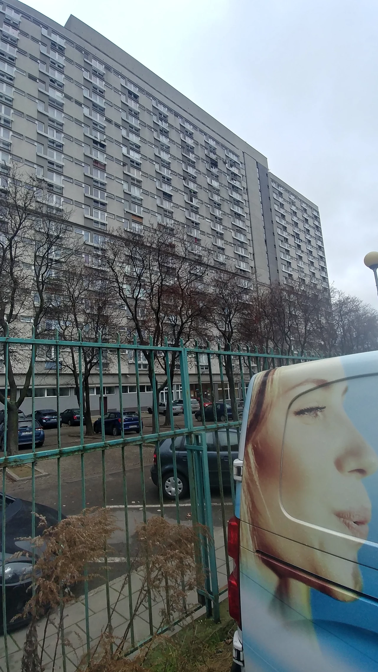 Osiedle Za Żelazną Bramą na warszawskiej Woli to miejsce pełne kontrastów.