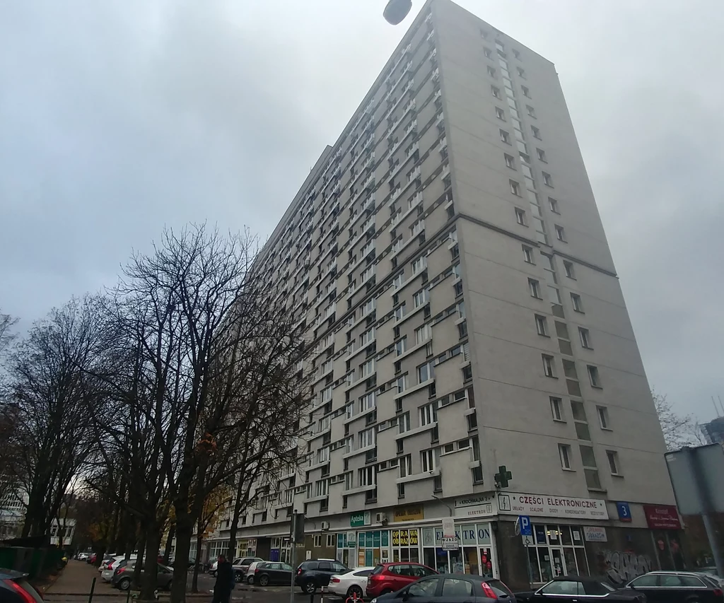 Dziś jednak sporo się zmieniło. Dzieci pierwotnych lokatorów powyrastały i wyprowadziły się, a najmniejsze mieszkania, zwane czule kiszkami czy klaustrofobicznymi klitkami, wielu przeznaczyło pod wynajem. Za Żelazną Bramą mieszkają więc seniorzy, studenci, liczna grupa Wietnamczyków oraz młodzi ludzie przybyli do Warszawy w poszukiwaniu pierwszej pracy. Większość z nich nie chce dopłacać za niepotrzebne metry. Sytuację próbowano ratować - w niektórych blokach powiększono mieszkania przylegające do części wspólnych i w ten sposób podarowano rodzinom dodatkowe pokoiki. Oczywiście z takiego rozwiązania mogli cieszyć się tylko nieliczni szczęśliwcy. Nielicznym też trafiły się 57-metrowe cztery kąty. Za Żelazną Bramą lokum o takiej powierzchni to prawdziwy rarytas. 