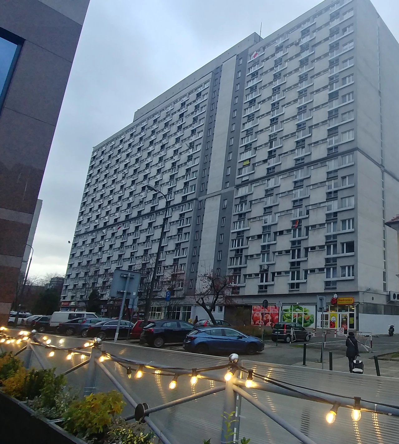 Architekci, którzy osiedle zaprojektowali, pomyśleli o wszystkim. Miały być balkony, przeszklone loggie, dachowe tarasy tonące w kwiatach i sklepy na parterach. Niestety, ich pomysły w większości nie doczekały się realizacji. Koszt tych innowacji byłby zbyt duży, poza tym władzom zależało na czasie. Musiało być szybko, a więc i prosto. Mimo to miało być światowo i przez chwilę naprawdę było. I to w czasach PRL - gigantyczne neony na dachach oraz punktowe oświetlenie przeszkodowe na każdym z bloków (uniemożliwiające śmigłowcom zderzenie się z nimi), po zmroku robiły kolosalne wrażenie na obserwatorach. Szkoda, że wszystko to zostało zdemontowane. 
