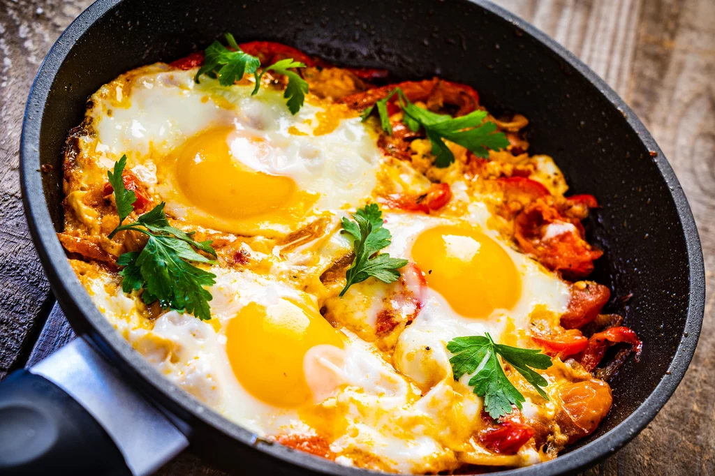 Domowa szakszuka to pomysł na udane śniadanie z jajkami
