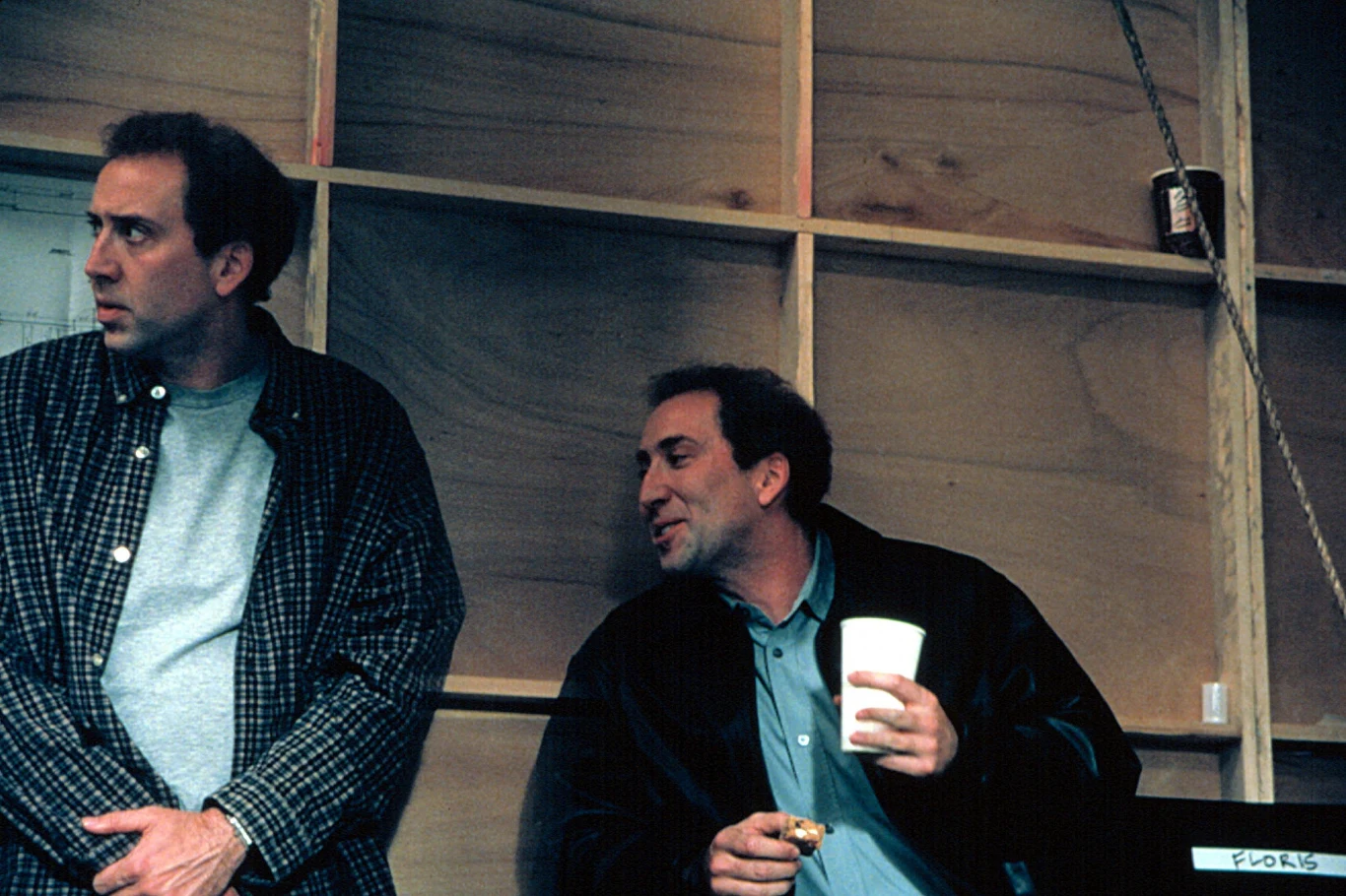 Ostatnim w pełni udanym ambitnym przedsięwzięciem w filmografii Cage'a była "Adaptacja" (2002) Spike'a Jonze'a. Aktor wcielił się w braci bliźniaków - Charliego, uznanego scenarzystę z blokadą twórczą, i Donalda, początkującego pisarza z pozytywnym podejściem do życia. Aktor idealnie sprawdził się w obu rolach. Gdyby nie Adrien Brody i jego wybitna kreacja w "Pianiście", być może właśnie Cage zdobyłby w 2003 roku Oscara za najlepszą rolę męską.