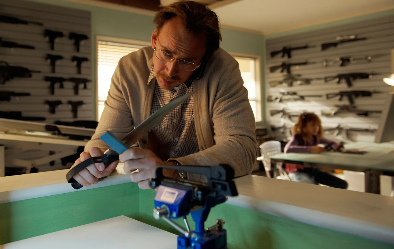 Chlubnym wyjątkiem od tej reguły okazał się "Kick-Ass" (2010), brutalny i wulgarny pastisz kina superbohaterskiego. Cage wcielił się w nim w Big Daddy'ego, który krwawo rozprawia się z przestępcami, a przy okazji szkoli także swą dziesięcioletnią córkę na maszynę do zabijania. Cage w swej grze wzorował się na serialu "Batman" z lat 60., w którym Adam West jako człowiek-nietoperz monotonnym tonem wypowiadał kolejne absurdalne kwestie. Wyszło wspaniale.