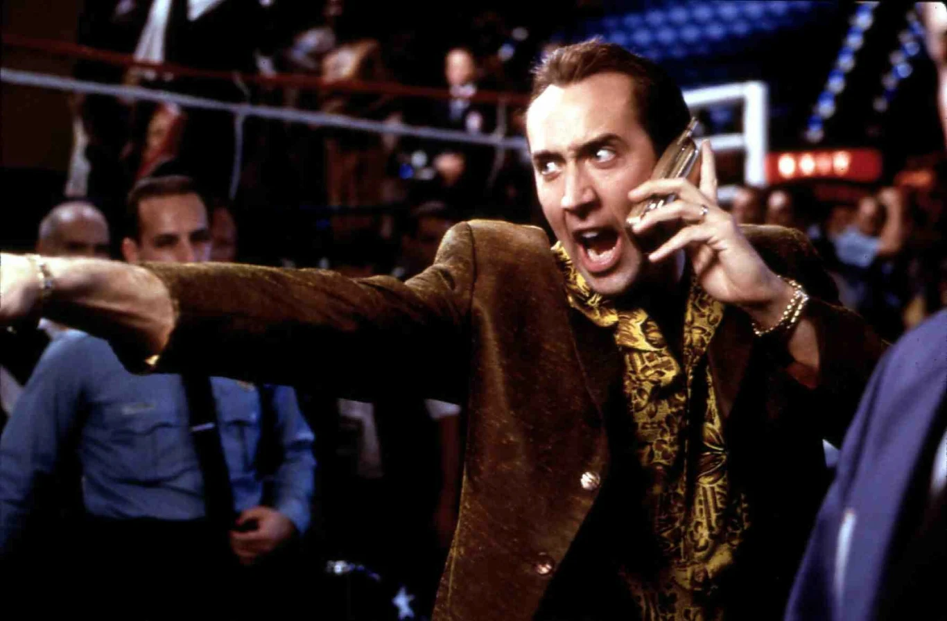 Także koniec lat 90. był całkiem udany dla Cage'a. Może i nie zebrał najlepszych recenzji po roli w melodramacie "Miasto aniołów" (1998), ale już kolejne pozycje w jego filmografii cieszyły się uznaniem, i widzów, i krytyków. Aktor zagrał wówczas w thrillerze "Oczy węża" (1998) Briana De Palmy, dramacie Martina Scorsese "Ciemna strona miasta" (1999), kryminale "Osiem milimetrów" Joela Schumachera, komedii fantasy "Family Man" (2000) Bretta Ratnera oraz filmie akcji Dominika Seny "60 sekund" (2000).