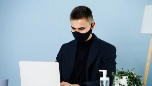 2 grudnia weszło w życie kolejne rozporządzenie. Zgodnie z nim pracodawca może uchylić obowiązek zasłaniania nosa i ust