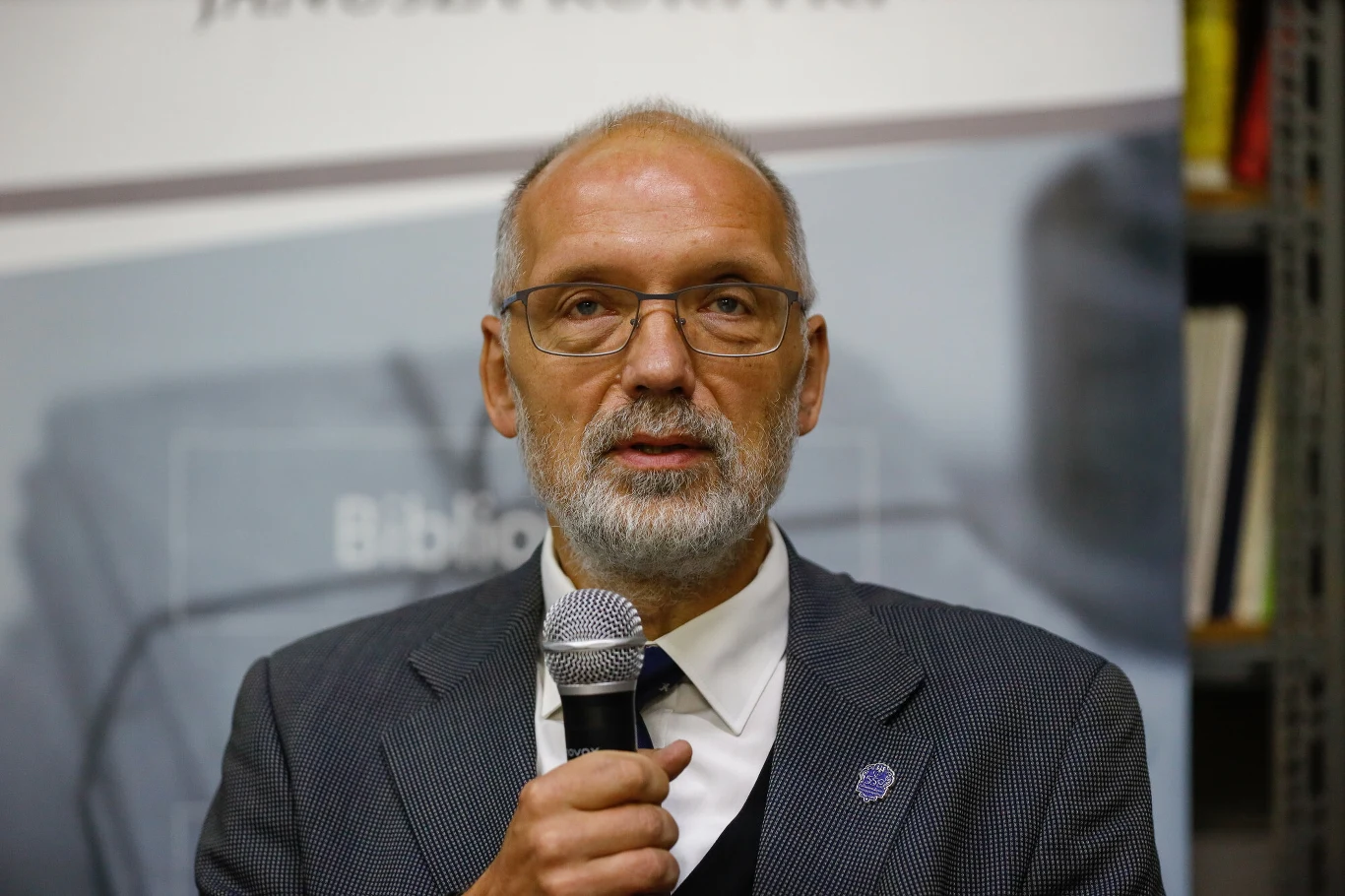 Prof. Andrzej Nowak z dumą kibicuje Wiśle Kraków Prof. Andrzej Nowak z dumą kibicuje Wiśle Kraków