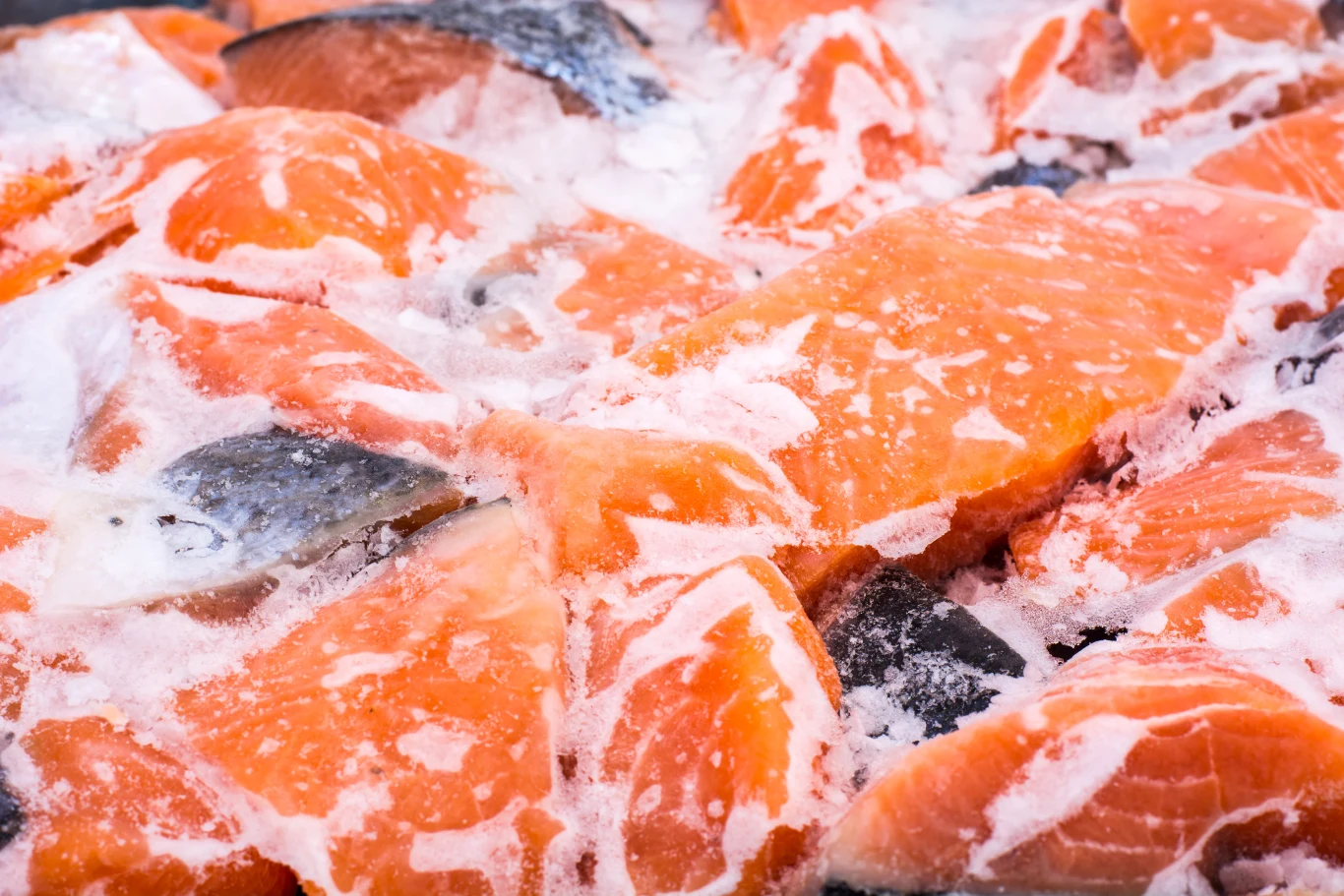 Prawidłowo skomponuj dietę Choć dieta kojarzy się raczej z dbaniem o linię lub poprawą funkcjonowaniu układu trawiennego, istnieją również produkty, które wspomagają pracę płuc. Osobom cierpiącym na astmę lub POChP eksperci zalecają włączenie do diety m.in. produktów zawierających kwasy omega 3 (są to m.in. ryby, orzechy, siemię lniane) i magnez (zielone warzywa, orzechy, kasze, płatki zbożowe). Warto również uwzględnić w diecie warzywa kapustne, które sprzyjają oczyszczaniu organizmu z toksyn, pomidory, a także czosnek i cebulę, wykazujące działanie przeciwzapalne. W menu powinny znaleźć się równie owoce - najlepsze działanie wykazują granaty, grejpfruty i ciemne jagody. Prawidłowo skomponuj dietę Choć dieta kojarzy się raczej z dbaniem o linię lub poprawą funkcjonowaniu układu trawiennego, istnieją również produkty, które wspomagają pracę płuc. Osobom cierpiącym na astmę lub POChP eksperci zalecają włączenie do diety m.in. produktów zawierających kwasy omega 3 (są to m.in. ryby, orzechy, siemię lniane) i magnez (zielone warzywa, orzechy, kasze, płatki zbożowe). Warto również uwzględnić w diecie warzywa kapustne, które sprzyjają oczyszczaniu organizmu z toksyn, pomidory, a także czosnek i cebulę, wykazujące działanie przeciwzapalne. W menu powinny znaleźć się równie owoce - najlepsze działanie wykazują granaty, grejpfruty i ciemne jagody.