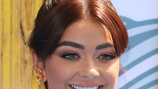 Sarah Hyland to 30-letnia aktorka znana, m.in., z produkcji "Współczesna rodzina", "Wymarzony luzer" czy "Chłopaki do wzięcia". 