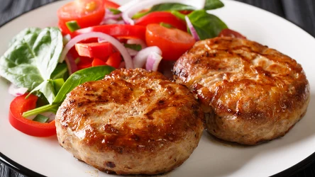 Kotlety mielone wyjdą soczyste i pulchne, jeśli zastosujesz babciny trik. 